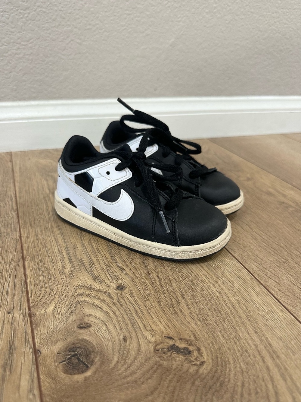 Nike kids Santa Cruise tennis shoes - size 7.5C